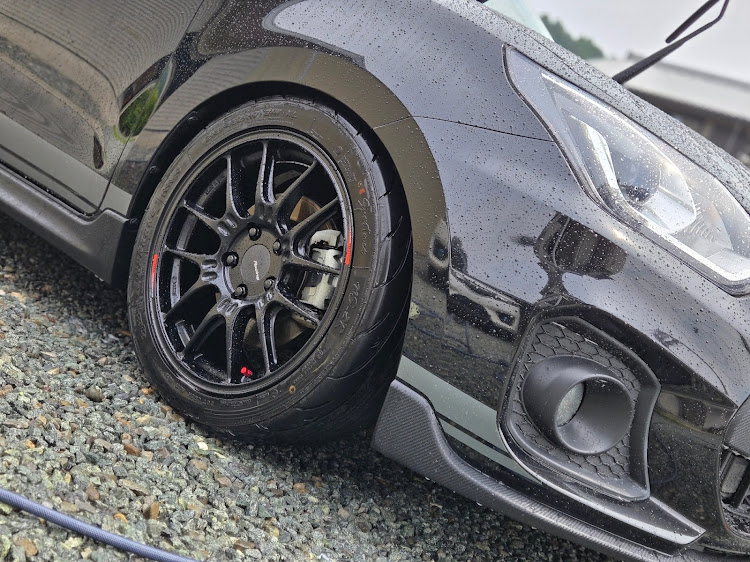 スイフトスポーツのマフラー大百科・自動車税の季節ですね・5月もよろしくお願いします・洗車・ホイール交換に関するカスタム事例の投稿画像3枚目