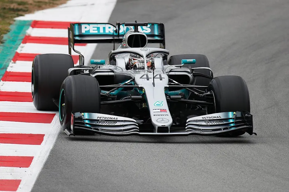 Lewis Hamilton con la Mercedes nei test di Barcellona 2019