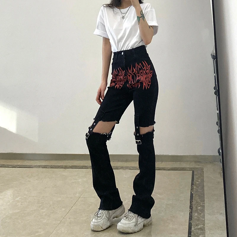 Jeans de talle alto y modernos con hebilla metálica costurable, ajuste favorecedor y estilo a la moda para un look impactante.