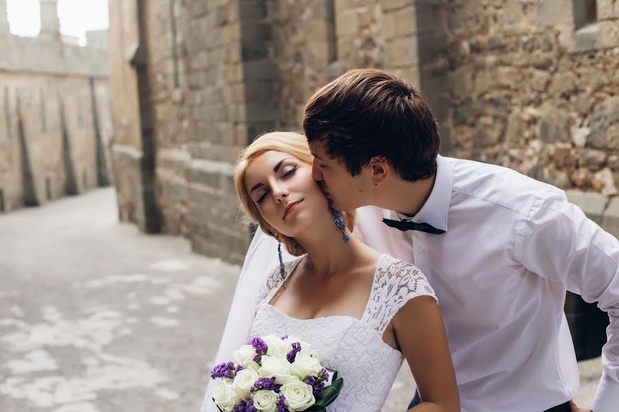 Fotógrafo de casamento Elizaveta Avakova (avakova). Foto de 23 de janeiro 2016