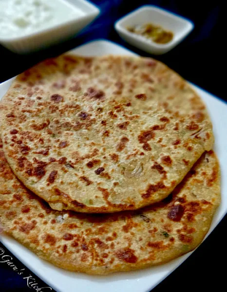 Methi Paratha (2 Pcs) With Curd & Pickle