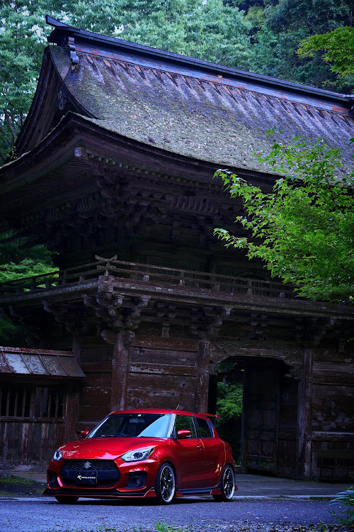 スイフトスポーツのKUHL・VERZ-WHEELS・梅雨の晴れ間・自然に癒され・神社でパシャリ📷に関するカスタム事例の投稿画像1枚目