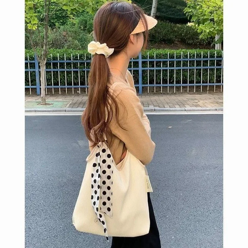 Sacoche Gilet Plissé Design Simple et Pointu Fonctionnalité Élégante Polyvalente Parfaite pour Emporter l'Essentiel avec Style et Confort