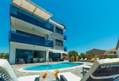 House with pool and terrace 4