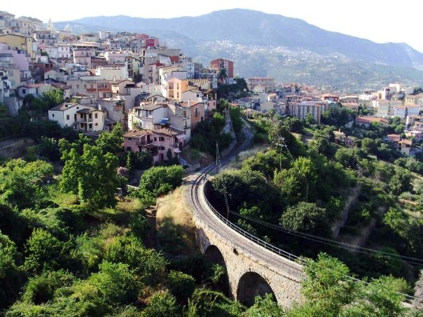 Paese mio che stai sulla collina... di Clo5e