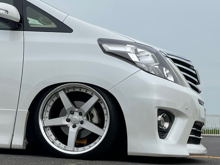 アルファードのホイールショット・workwheels・gnosis・ハイブリッドの意味・エア漏れ〜に関するカスタム事例の投稿画像1枚目