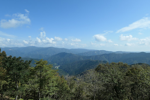 若狭駒ヶ岳から武奈ヶ嶽や三重岳など（右奥に琵琶湖）