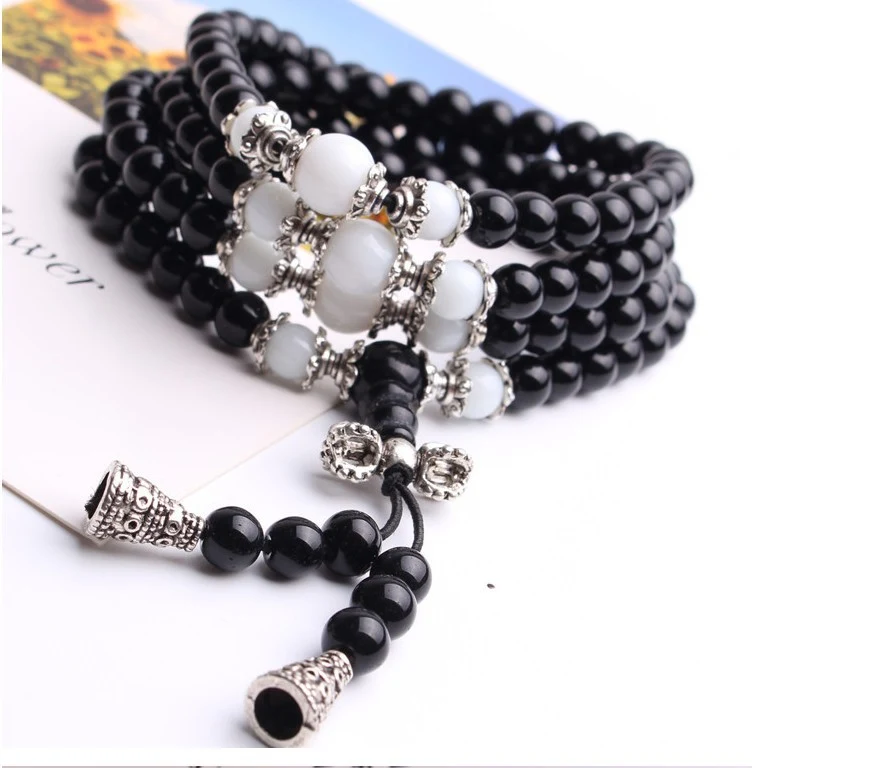 Pulseira étnica de 108 contas de vidro preto, ideal para meditação e uso diário. Combine estilo e bem-estar.