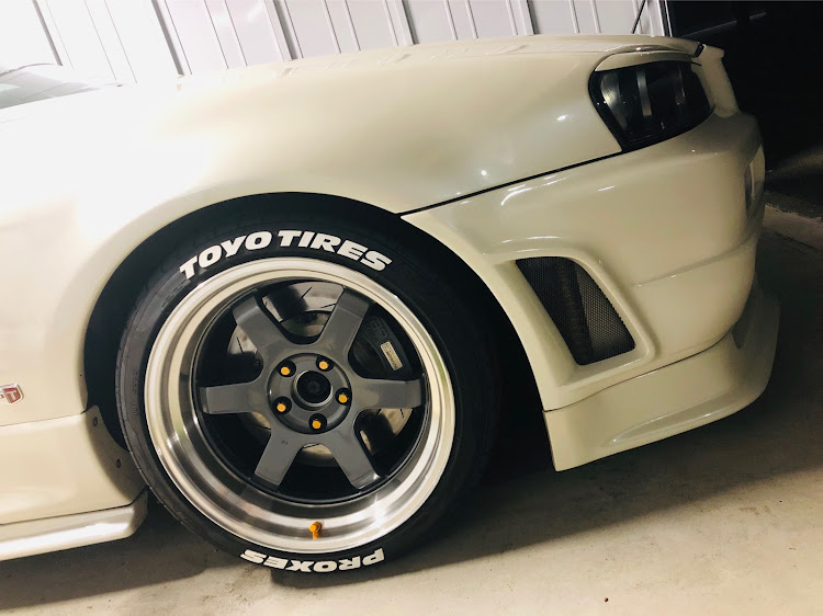 スカイライン GT-Rのホイール交換・タイヤステッカー・TOYOTIRESに関するカスタム事例の投稿画像1枚目