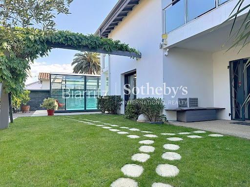Seaside house with pool and garden 2