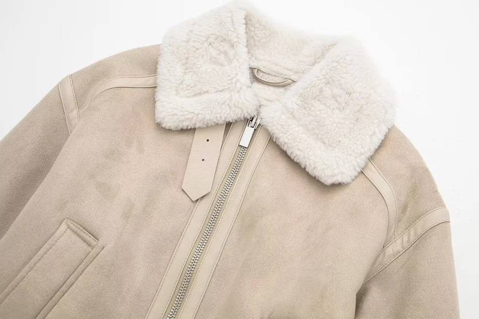Veste courte femme en laine d'agneau à revers, double face, pour un confort et une élégance inégalés. Parfaite pour toutes les occasions, facile à porter.