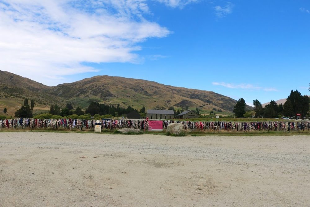 Cardrona Bra Fence, curiosa cerca dos sutiãs