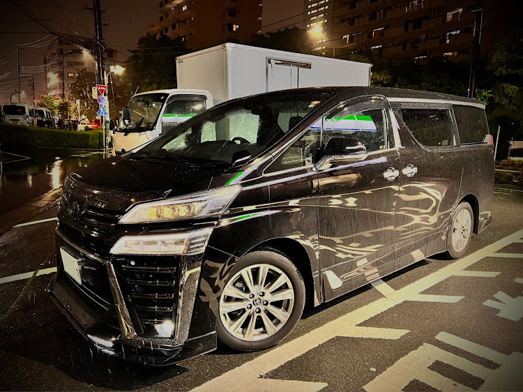 ヴェルファイアのシルクブレイズ・ゴールデンアイズ・TRDエアロ・ファミマの駐車場・ジュナックLEDエンブレムに関するカスタム事例の投稿画像1枚目