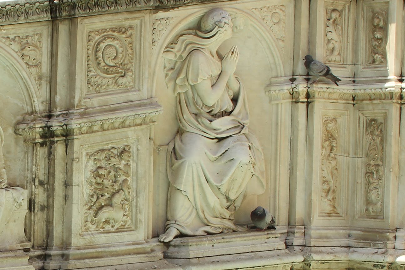 Fonte Gaia in de Piazza del Campo, Siena. Detail van het linkse zijpaneel met La Speranza

