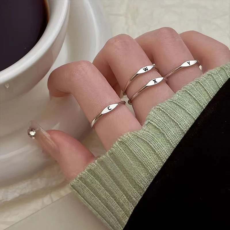 Bague simple pour l'index, design épuré et élégant, idéale au quotidien. Soulignez votre style avec cet accessoire sobre et polyvalent.