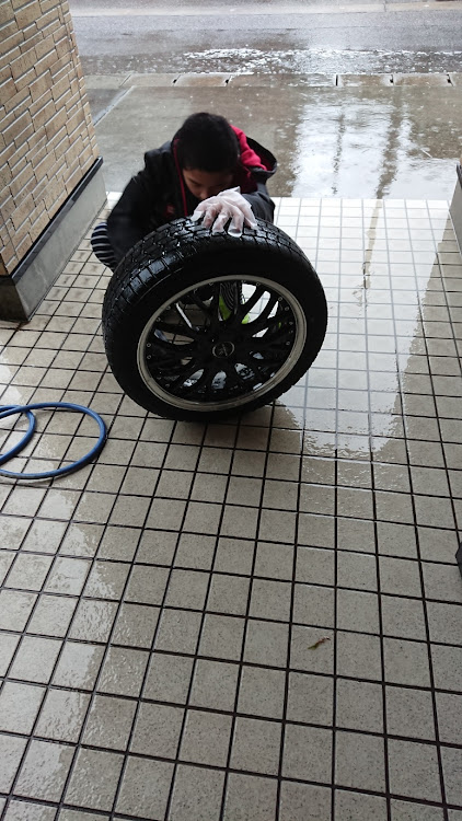 シャトルの明日はホワイトデー・冬タイヤを綺麗に・天然洗車中(笑)に関するカスタム事例の投稿画像2枚目