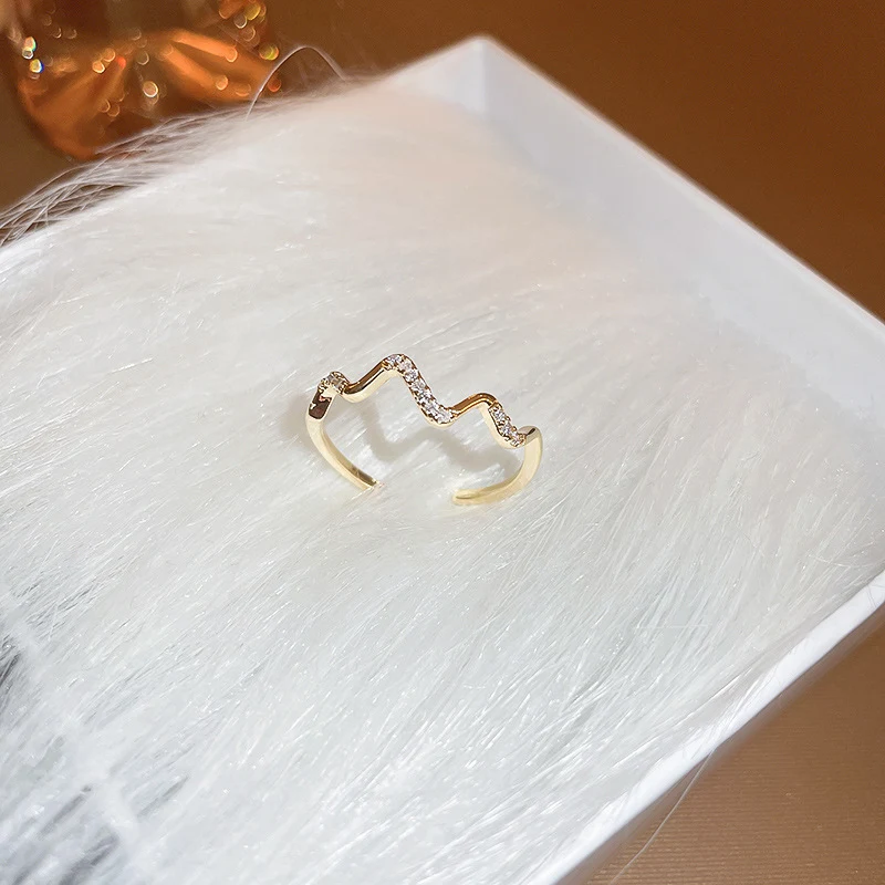 Bague double couche en or véritable électroplaqué avec opale et zircon, élégante et étincelante, idéale pour toutes les occasions.
