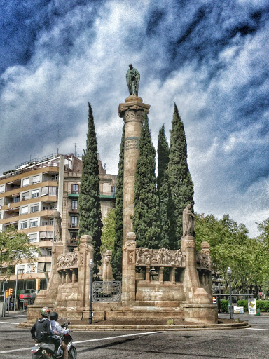 Estatua Mossen Cinto Verdaguer