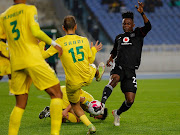 Ismaïl Saâdi of JS Saoura and Kwame Peprah of Orlando Pirates challenge for possession in the Caf Confederation Cup match at the 5 July 1962 Stadium in Algiers, Algeria on March 20 2022.