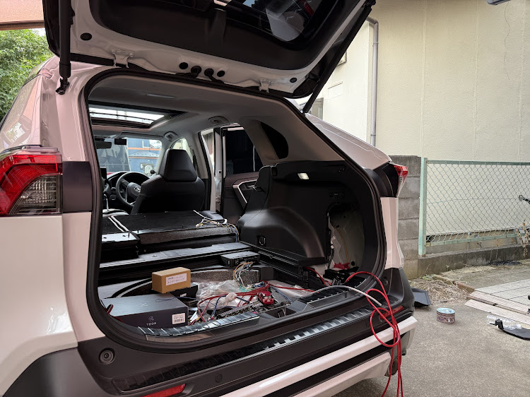 RAV4のaudison・kicker・AF C8.14 bit・KSS6704・KSC2704に関するカスタム事例の投稿画像4枚目