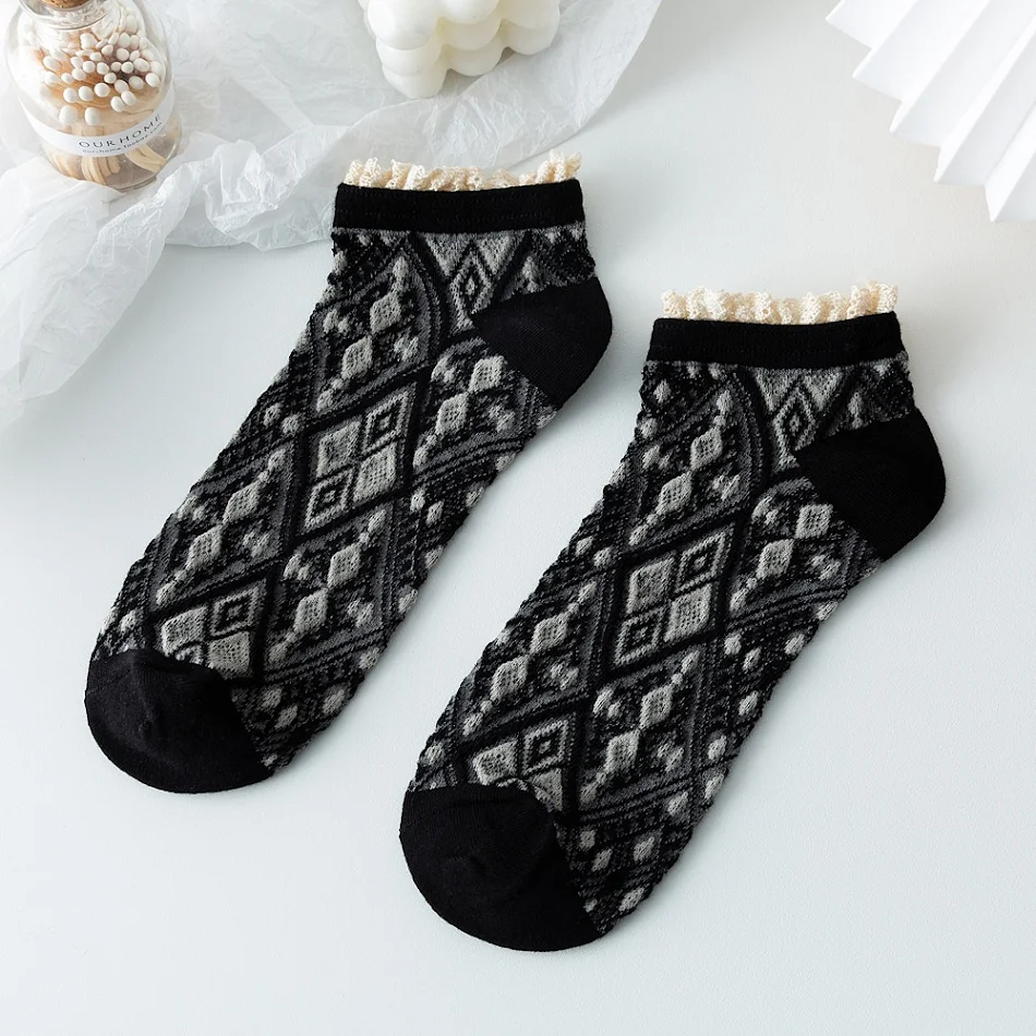Chaussettes en coton jacquard dentelle vintage Rhombus, douces et respirantes. Parfaites pour un style élégant et confortable en toute occasion.