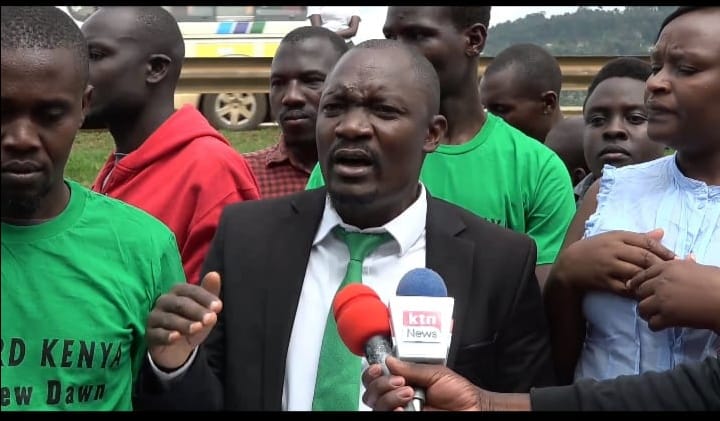 Ford Kenya Nyanza region chair Charles Mogaka speaking to journalists in Kisii