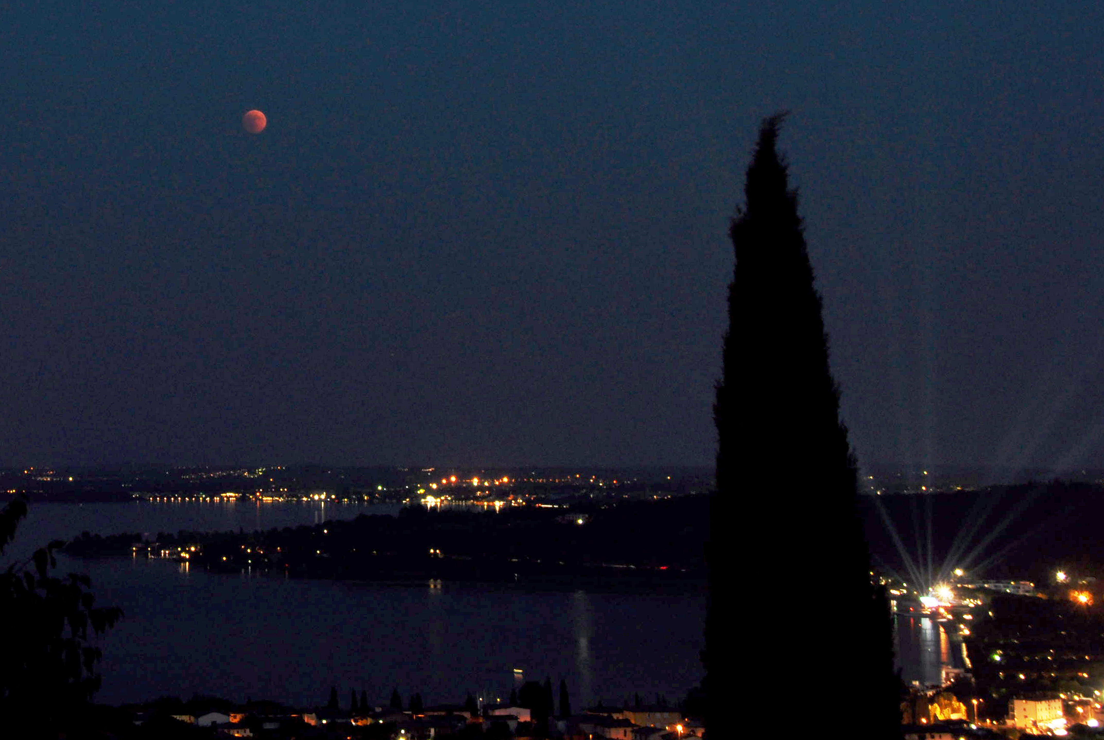 Luna rossa sul lago di utente cancellato