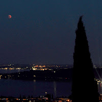 Luna rossa sul lago di 