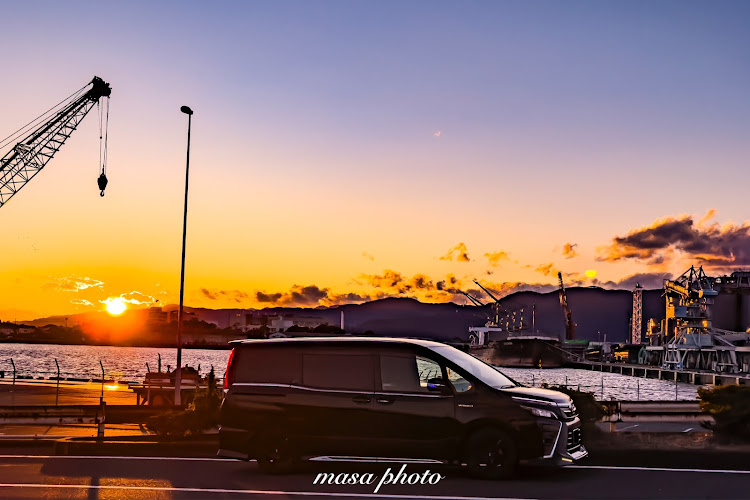 ヴォクシーの朝日夕日コラボ・5月もよろしくお願いします・夕陽に照らされて・ゴールデンウィーク・discover＿ctに関するカスタム事例の投稿画像1枚目