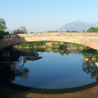 Antico ponte riflesso nel fiume Sele di 