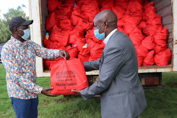 Deputy president William Ruto donating food in Nachu, Kikuyu on Wednesday.