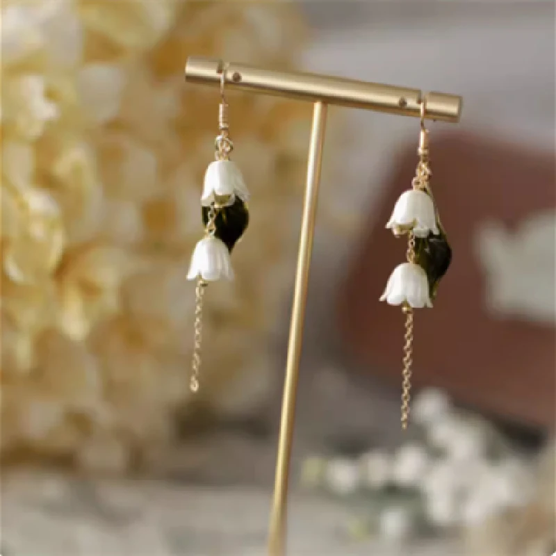 Boucles d'oreilles françaises rétro à la mode, petites et raffinées. Apportez une touche vintage et d'élégance parisienne à votre style quotidien.