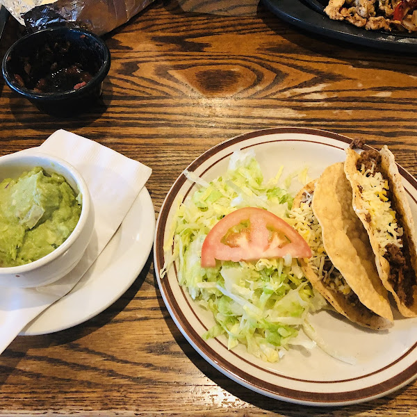 À la carte tacos with guacamole dip