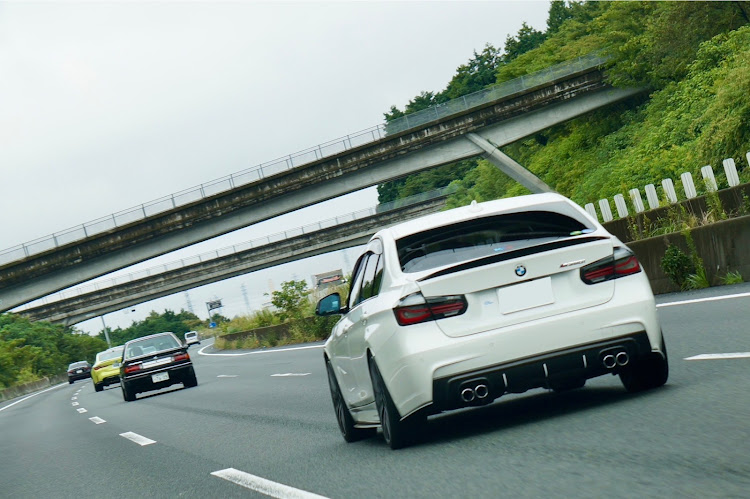 3シリーズ セダンのオフ会お疲れ様でした・車好きと繋がりたい・朝霧だけに霧出ました・東名爆走・王子様👑バイクデビューか！？に関するカスタム事例の投稿画像2枚目