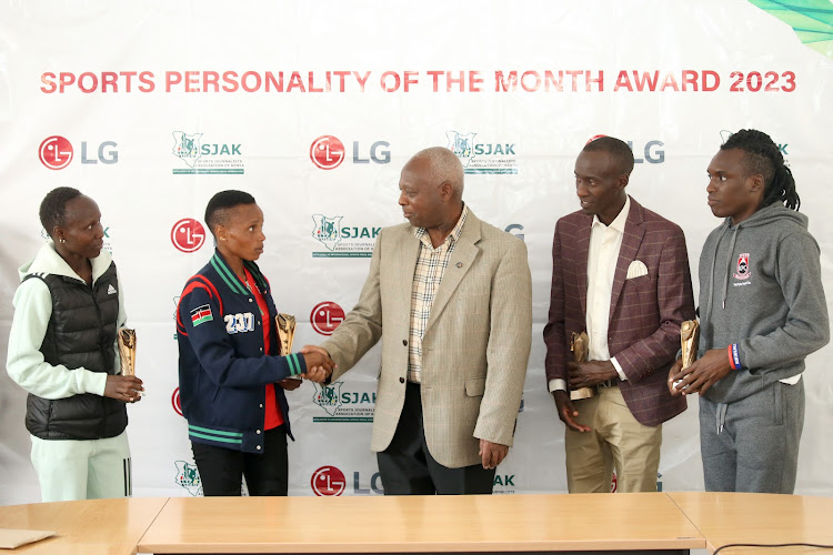 From left Rosemary Wanjiru, Beatrice Chebet, Athletics Kenya president Jackson Tuwei, Kelvin Kiptum and Pamela Adhiambo during the LG/SJAK awards ceremony on May 24 in Nairobi