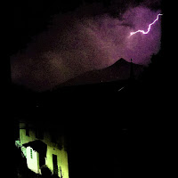 Dal balcone in giù per strada: la tempesta si fa più forte di 