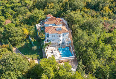 Villa with pool and garden 3