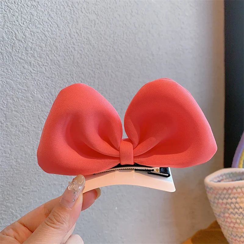 Clip para el pelo 3D de lazo grande y básico, un accesorio encantador para niñas y mujeres. Su diseño 3D realza cualquier peinado con estilo y diversión.