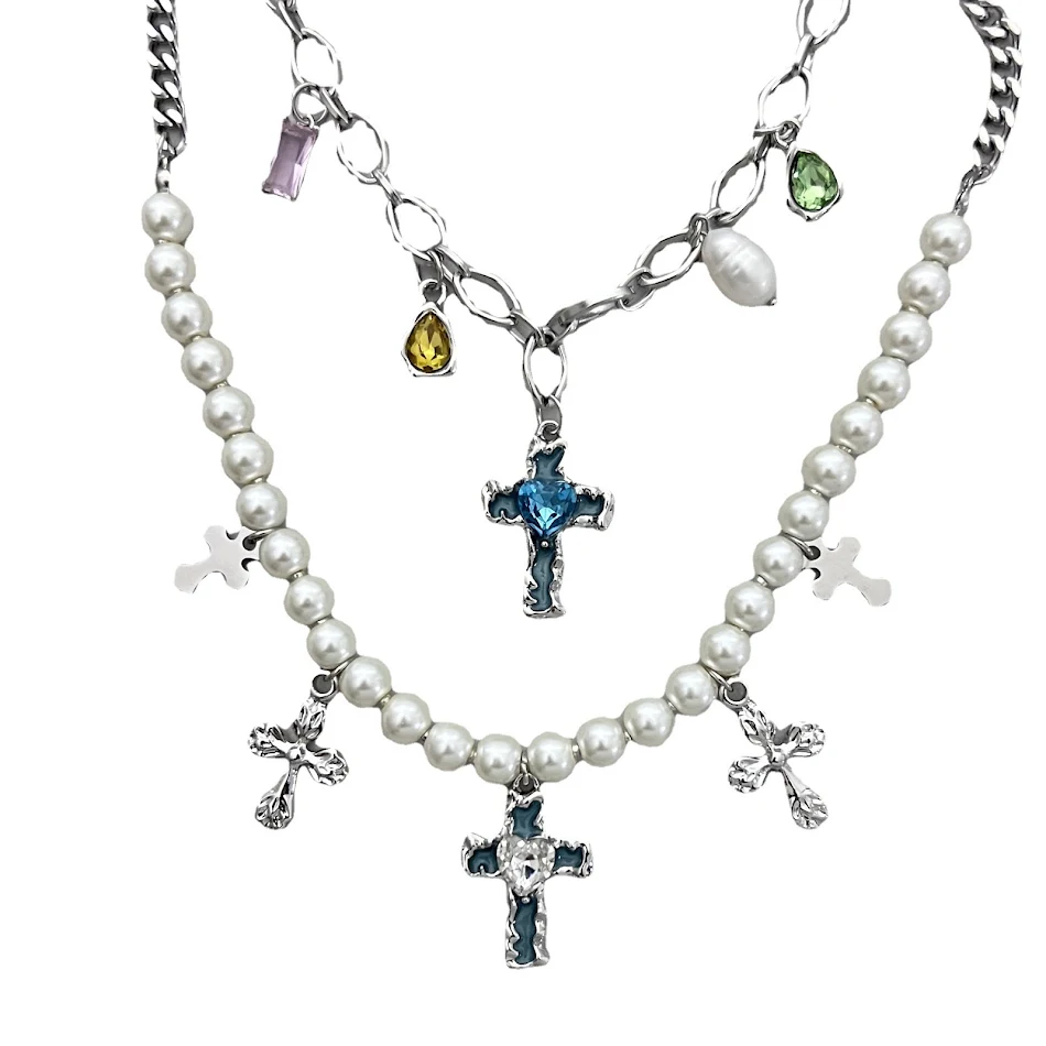 Collana da donna con design a croce di alta qualità, stile dolce e cool per ragazze alla moda. Un accessorio perfetto.