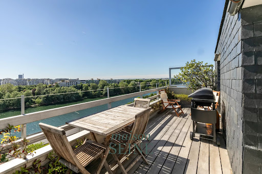 Terrace with table, chairs, and barbecue - Buy this luxury apartment / penthouse in Courbevoie, 6 rooms, 3 bedrooms
