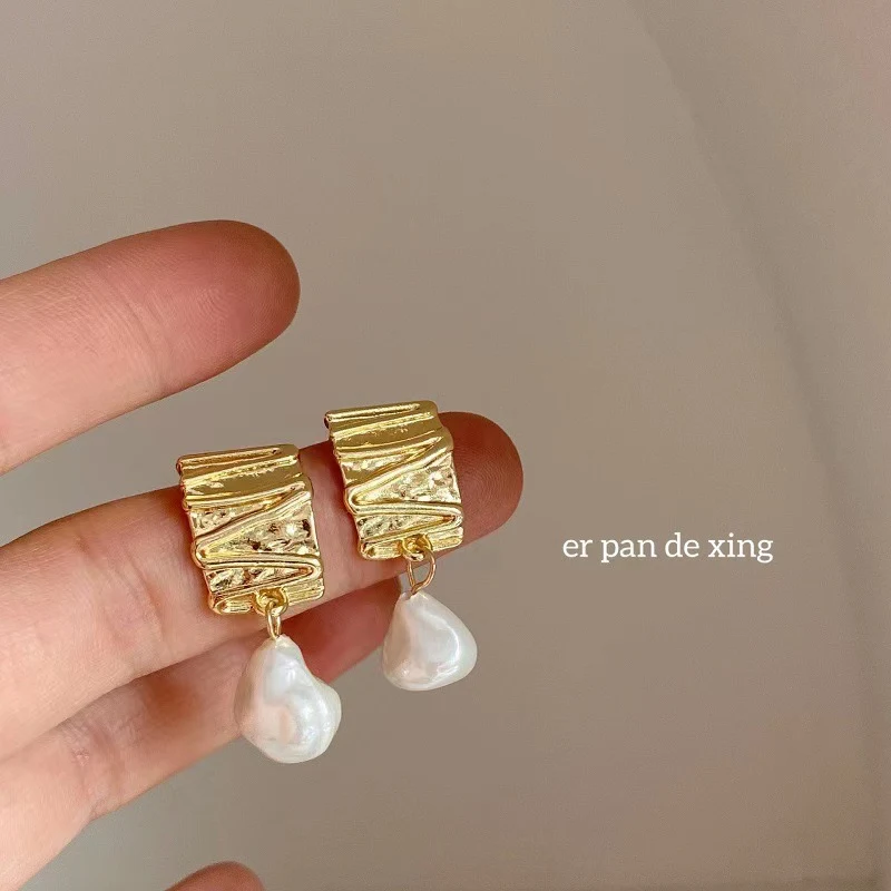 RETRO geometrische vierkante metalen oorbellen met geplooide parels, een stijlvolle toevoeging aan elke outfit, klassiek en modern.