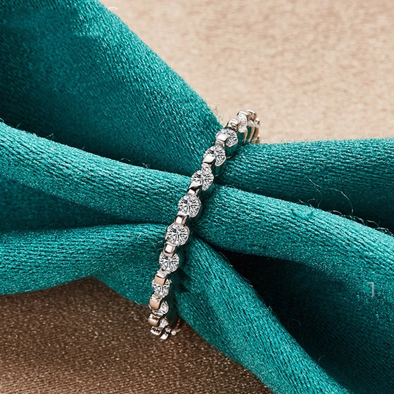 Bague en argent avec zircon simple et plein. Un bijou élégant et discret pour un look sophistiqué au quotidien ou pour une soirée.