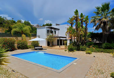 Maison avec piscine et jardin 5