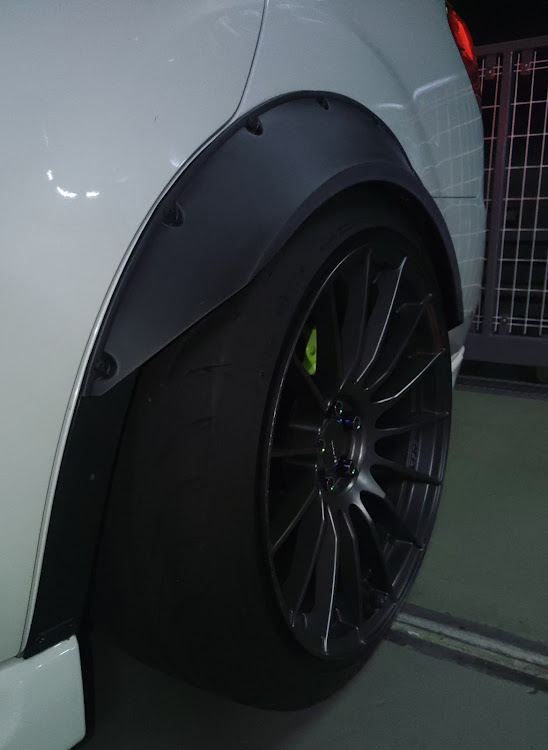 レガシィツーリングワゴンのRS05RRホイール探しています・オーバーフェンダーに関するカスタム事例の投稿画像4枚目