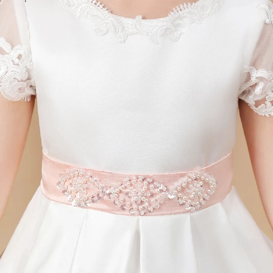 Robe blanche en satin élégante avec tempérament. Parfait pour les occasions spéciales, sublime votre silhouette et votre allure.