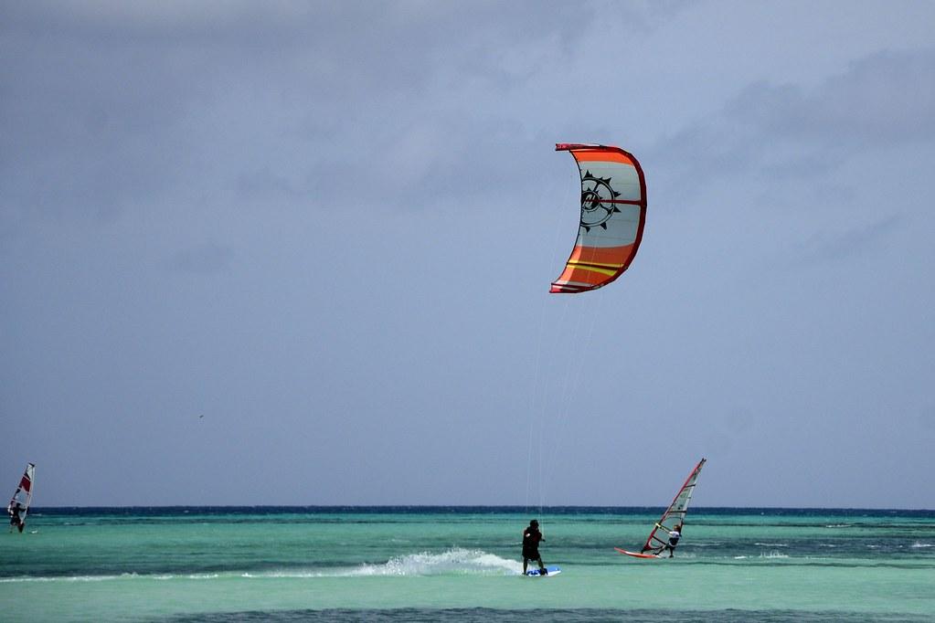 Kitesurfer vs Windsurfer 