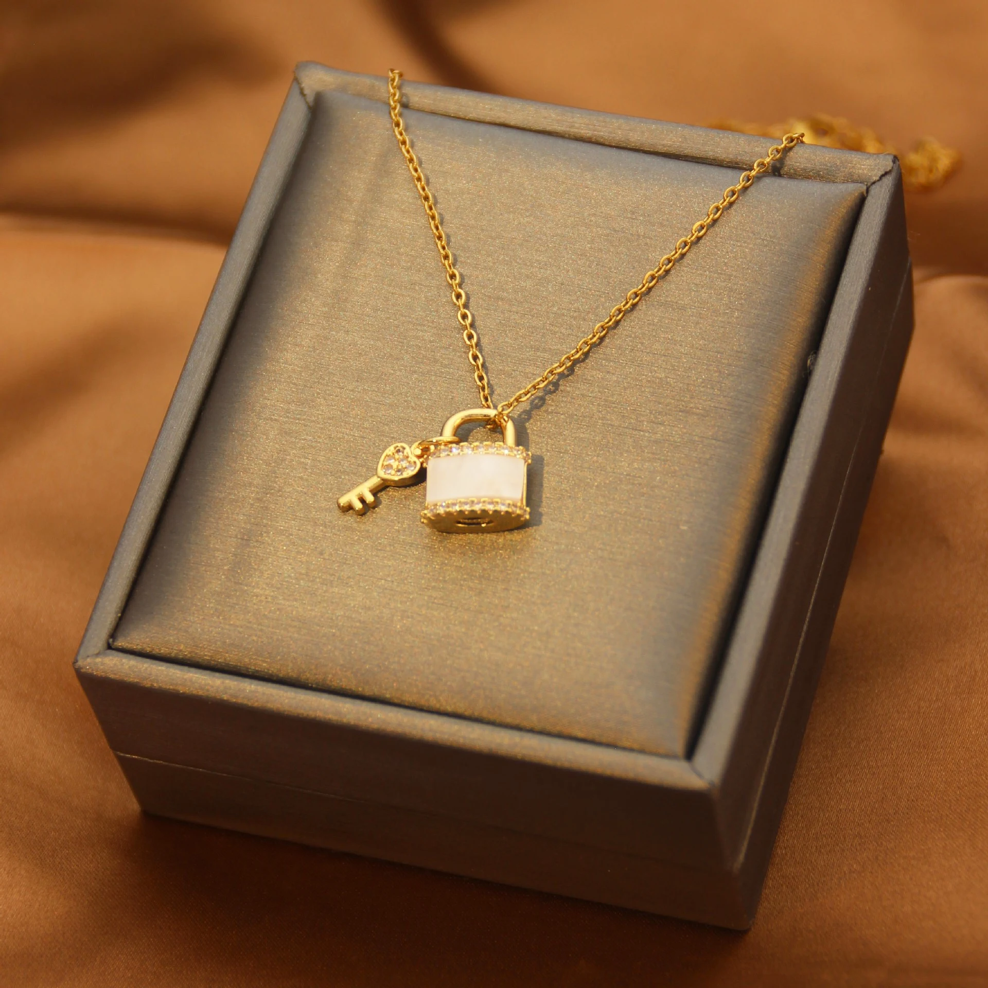 Title 1, Elegante damesketting met kleine, transparante ...