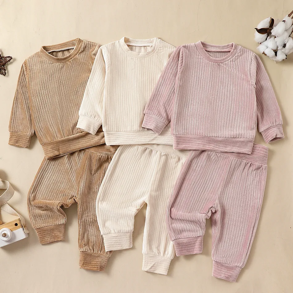 Nieuwe collectie babybroekjes effen kleur ribstof pak. Zachte en comfortabele kleding voor pasgeborenen, ideaal voor dagelijks gebruik en gemakkelijk te combineren.
