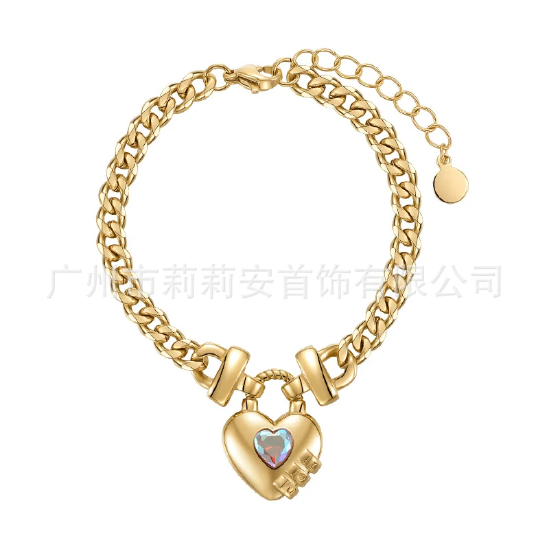 Pulseira com pingente de cadeado em forma de coração, aço titânio banhado a ouro 14K. Elegância e durabilidade garantidas.