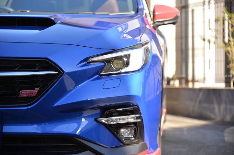 レヴォーグのSUBARU LEVORG STI・WRブルーパール・NikonDf・今年もあとわずか・来年もよろしくお願いしますに関するカスタム事例の投稿画像1枚目